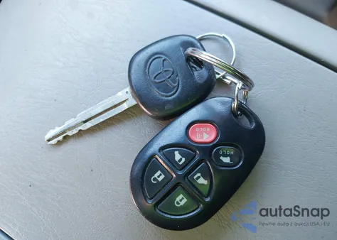 2010 Toyota Sienna Xle z USA, uszkodzony, nr VIN 5TDYK4CC6AS337832